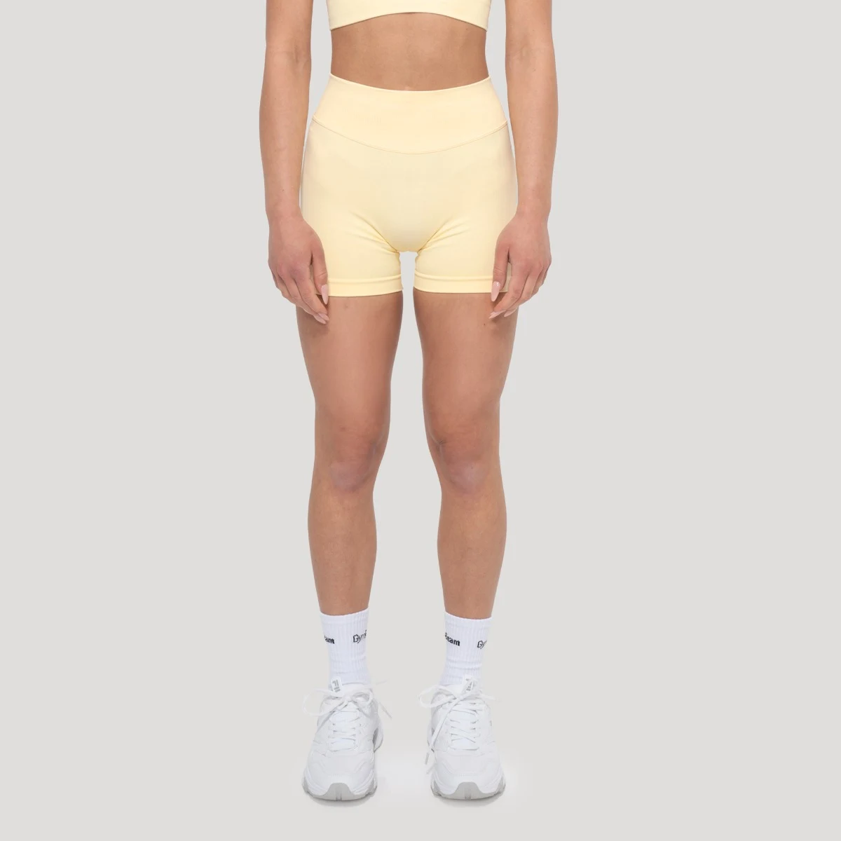 GymBeam Pantaloni scurți pentru femei Luma Butter Yellow · záber 3