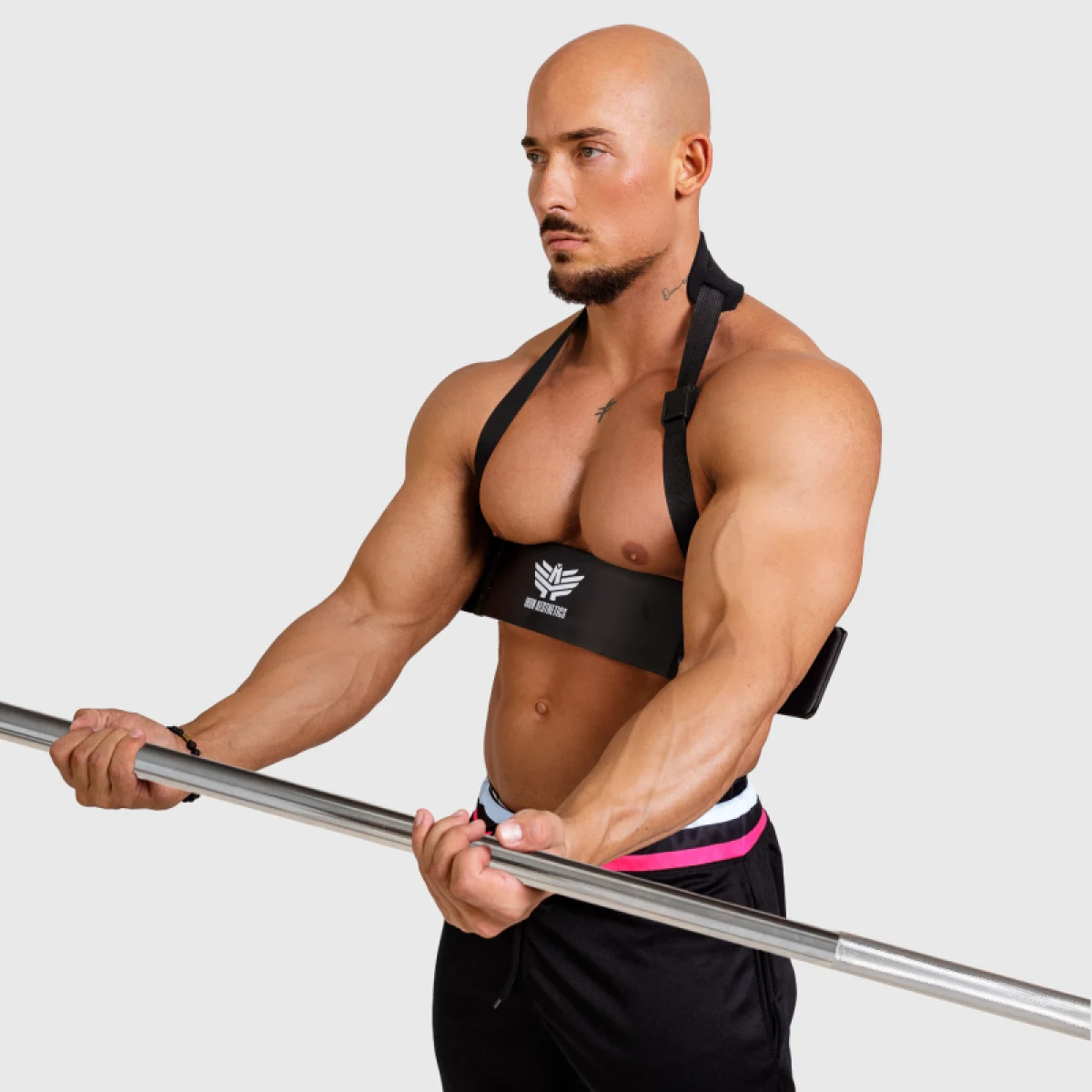 Izolator biceps Iron Aesthetics Arm Blaster, negru · záber 1