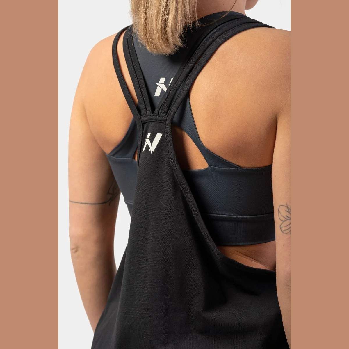 NEBBIA Maiou pentru femei Loose Cross Back Black · záber 3