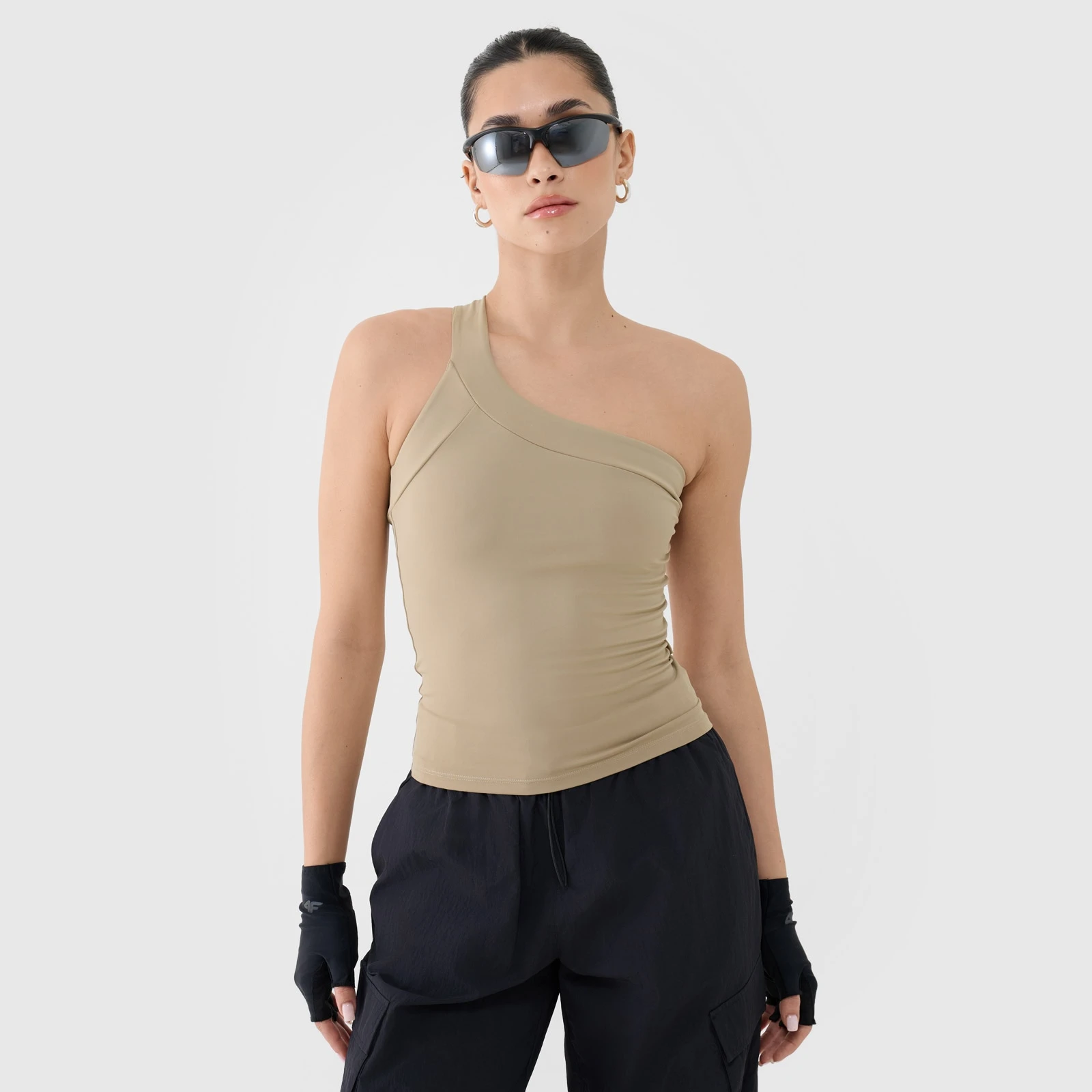Dámske crop top tielko s asymetrickým ramienkom - béžové · záber 1