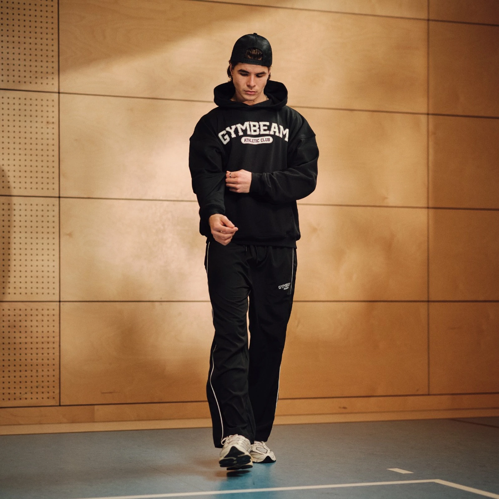 GymBeam Pantaloni Varsity Black · záber 2