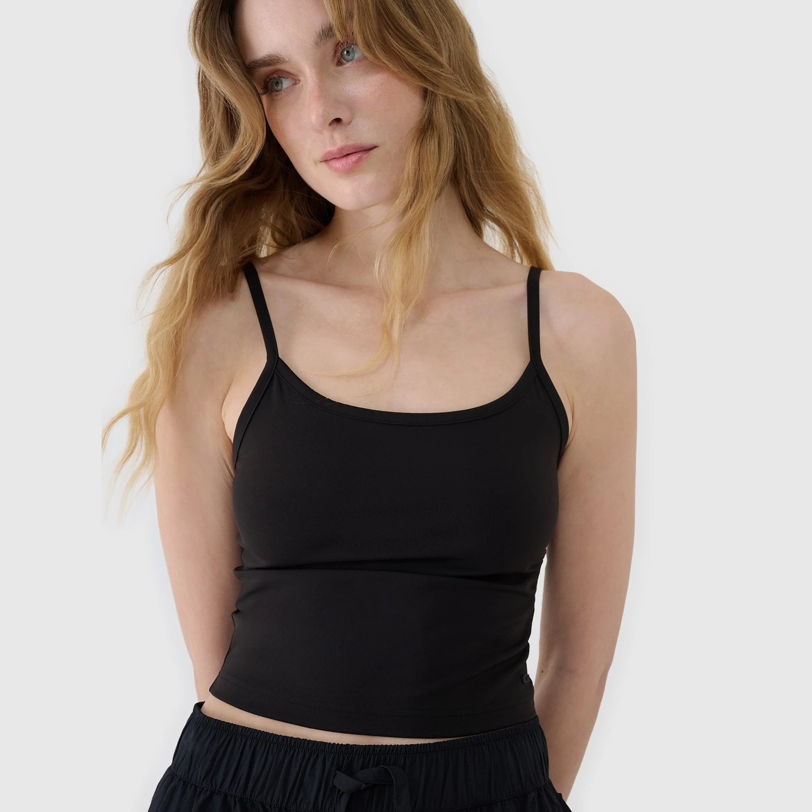 Dámsky slim crop-top bez potlače - čierny · záber 2