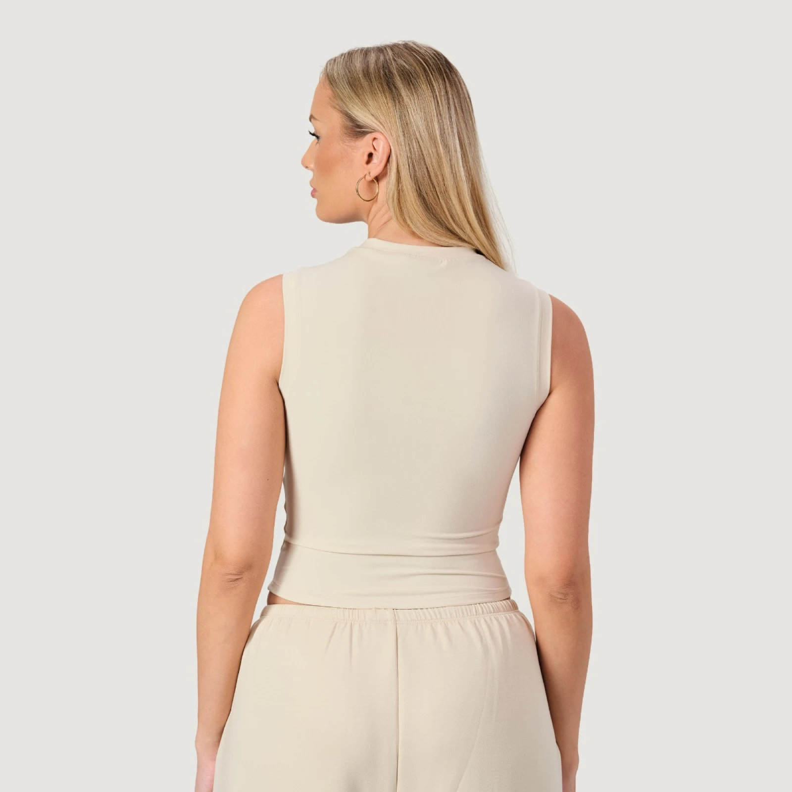 GymBeam Top pentru femei Turtleneck NEO Almond · záber 2