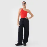 Dámske crop top tielko s asymetrickým ramienkom - červené · záber 2