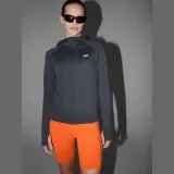 Dámska rozopínateľná bežecká mikina s kapucňou na trail running - sivá · záber 2