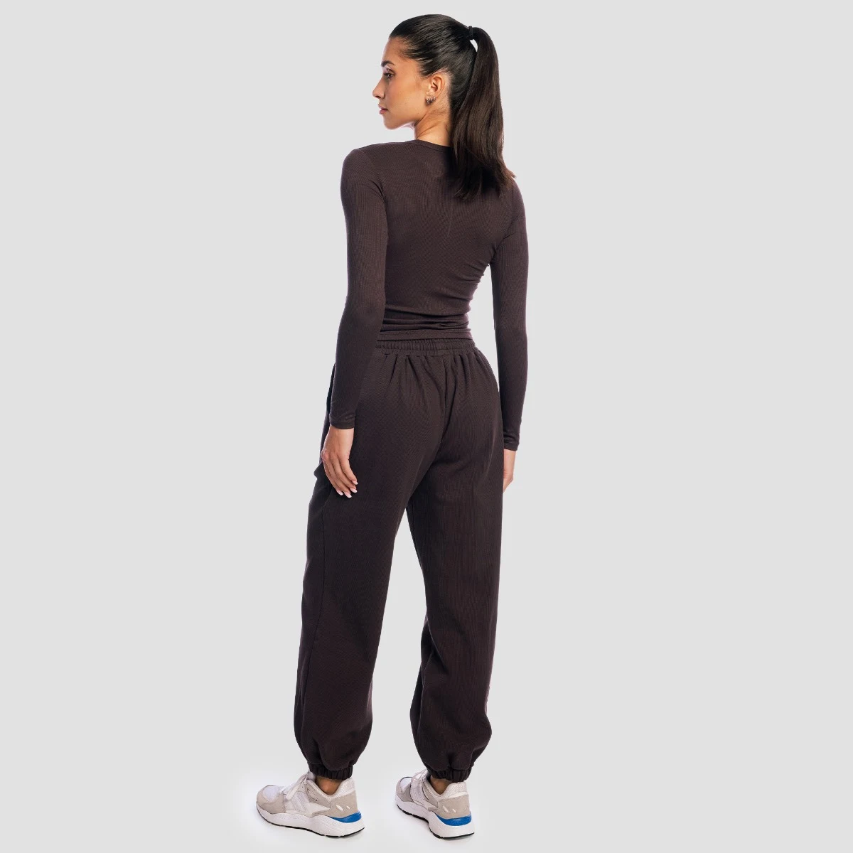 GymBeam Ženska majica z dolgimi rokavi Aura Tee Brown - Barva: hnedá | Starostna skupina: Odrasli | Teža: 0,188 g | Pakiranje: 90 · záber 6