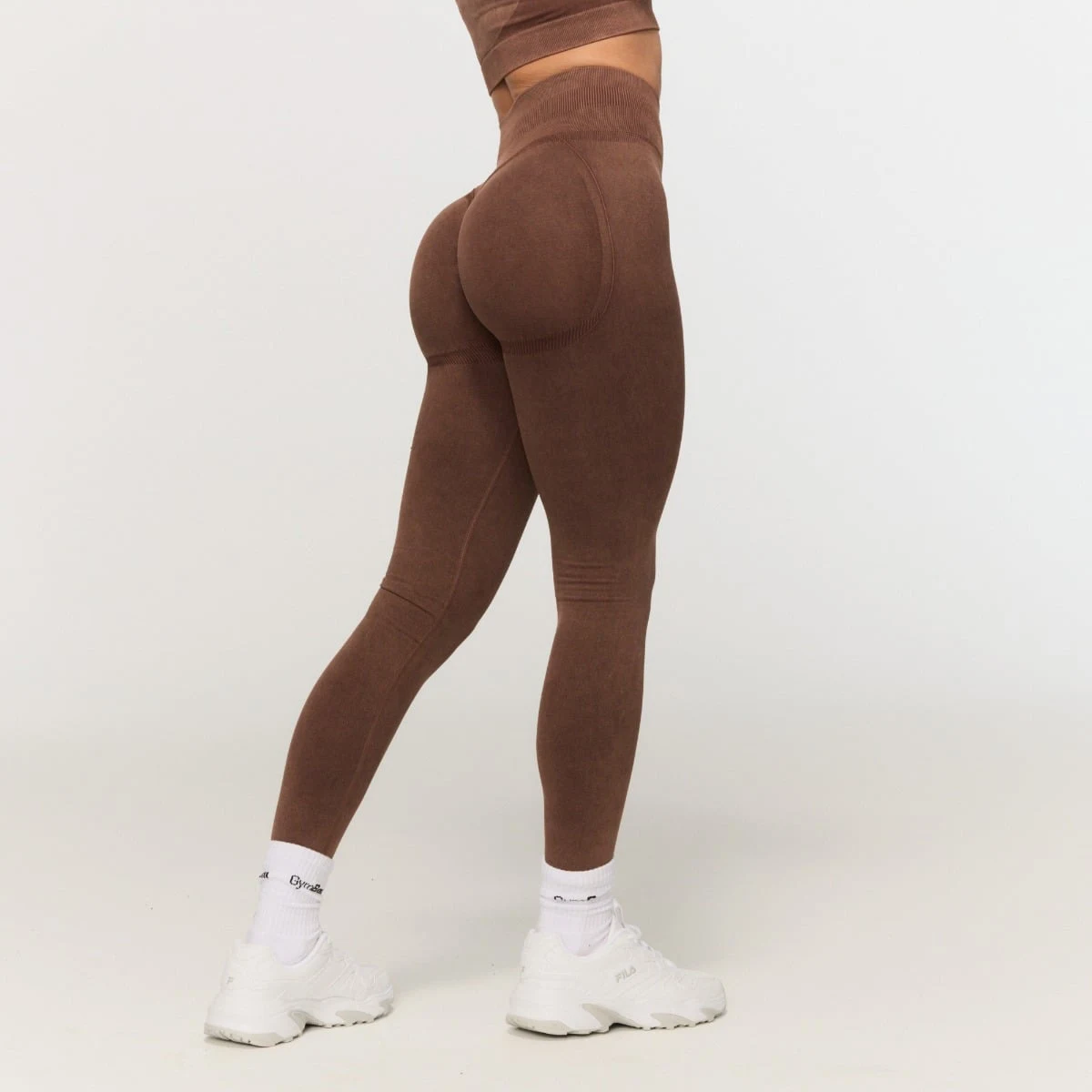 GymBeam Ženske brezšivne pajkice Fierce Brown - Barva: hnedá | Starostna skupina: Odrasli | Teža: 0,17 g | Pakiranje: 72 · záber 1