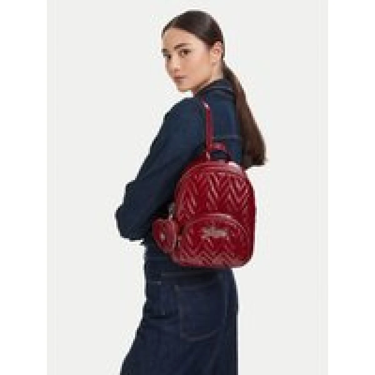 Nahrbtnik Guess J6YZ06 W3000 Rdeča · záber 1