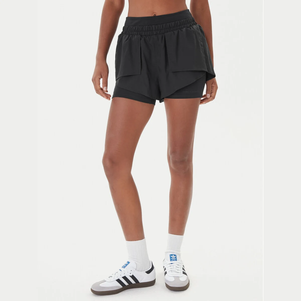 Girlfriend Collective Športne kratke hlače Fallon 4093 Črna Regular Fit · záber 2