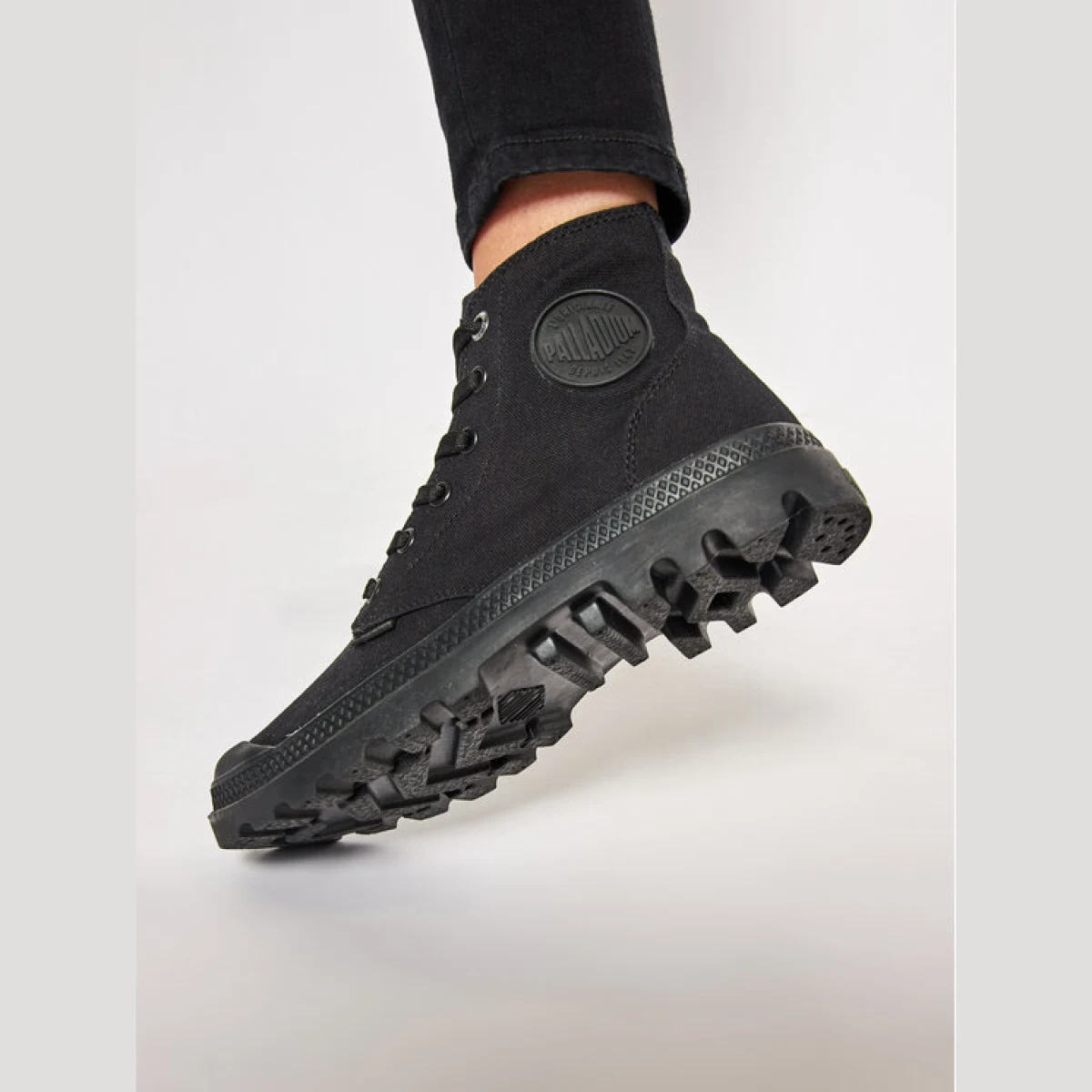 Palladium Pohodni čevlji Mono Chrome 73089-001-M Črna · záber 2
