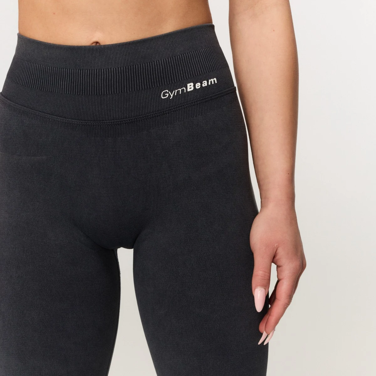 GymBeam Ženske brezšivne pajkice Fierce Dark Grey - Barva: sivá | Starostna skupina: Odrasli | Teža: 0,27 g | Pakiranje: 68 · záber 3