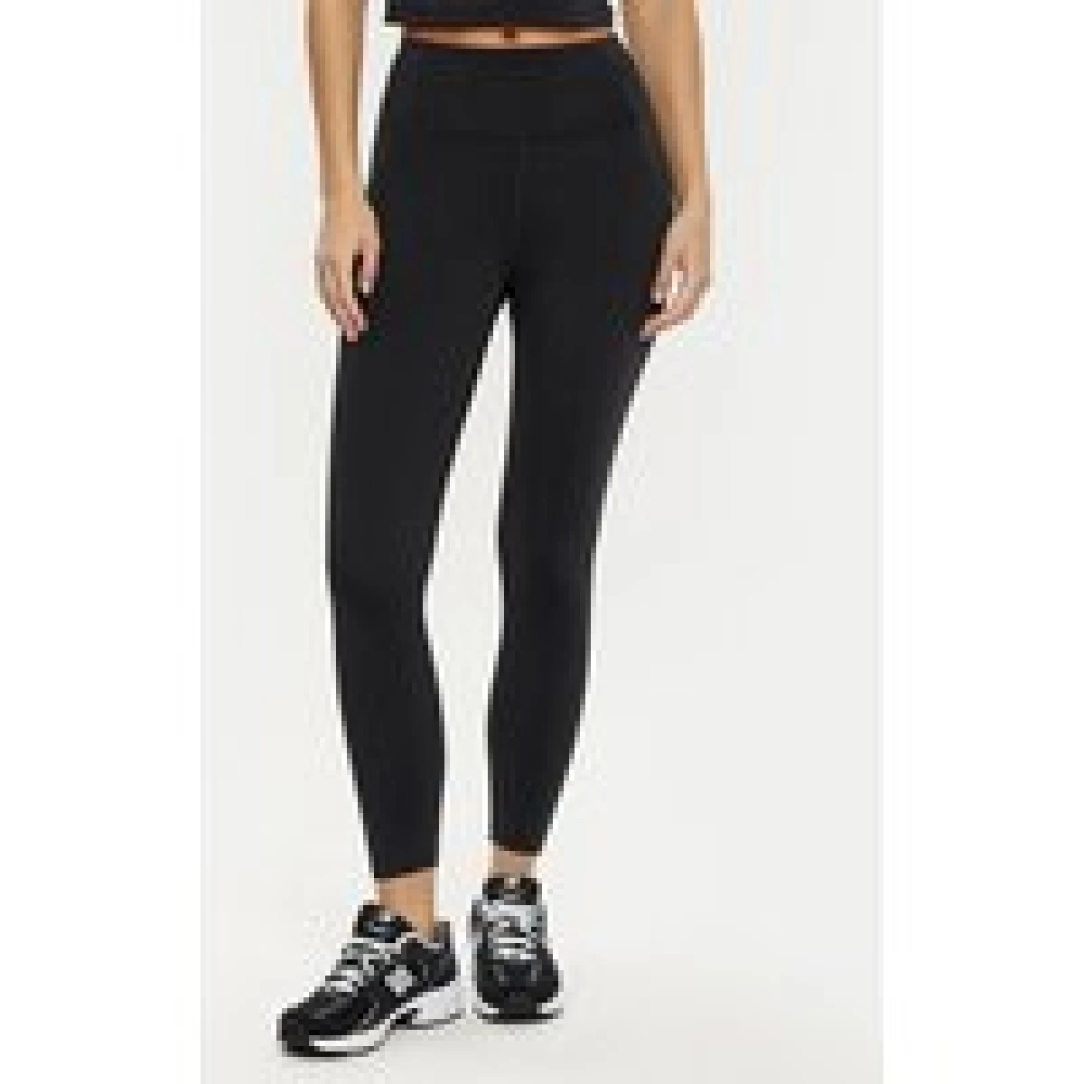 Girlfriend Collective Pajkice Float 4022 Črna Slim Fit · záber 4