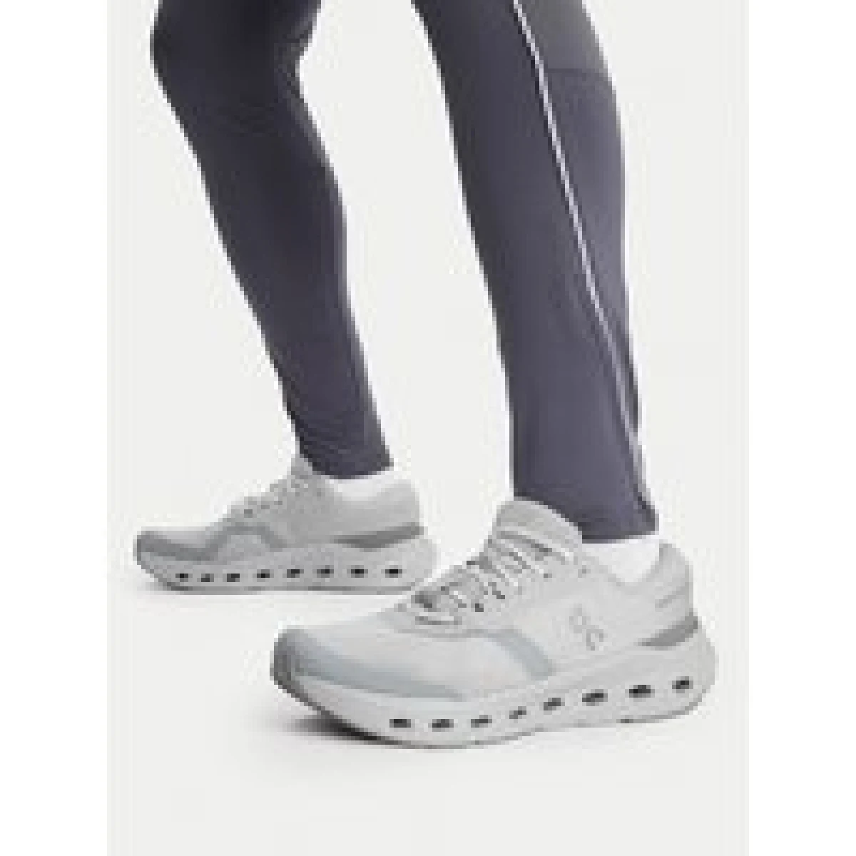 Tekaški čevlji On Cloudrunner 3 3MG10071536 Siva · záber 1