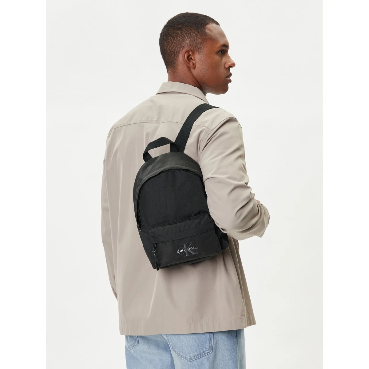 Nahrbtnik Calvin Klein Bold Small Round Backpack LV04D3257G Črna · záber 2