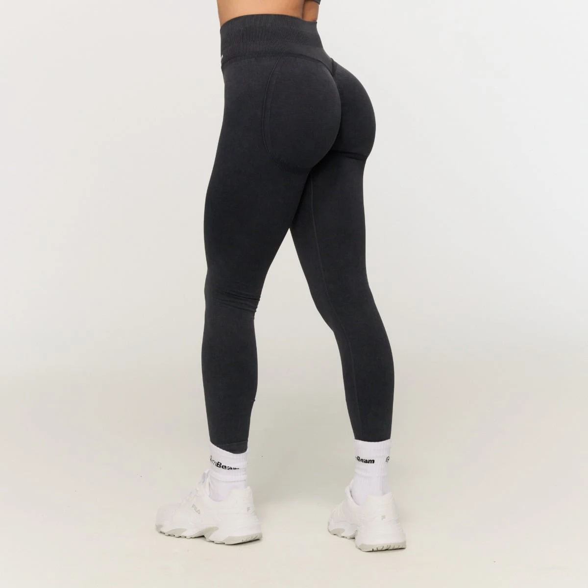 GymBeam Ženske brezšivne pajkice Fierce Dark Grey - Barva: sivá | Starostna skupina: Odrasli | Teža: 0,27 g | Pakiranje: 68 · záber 1