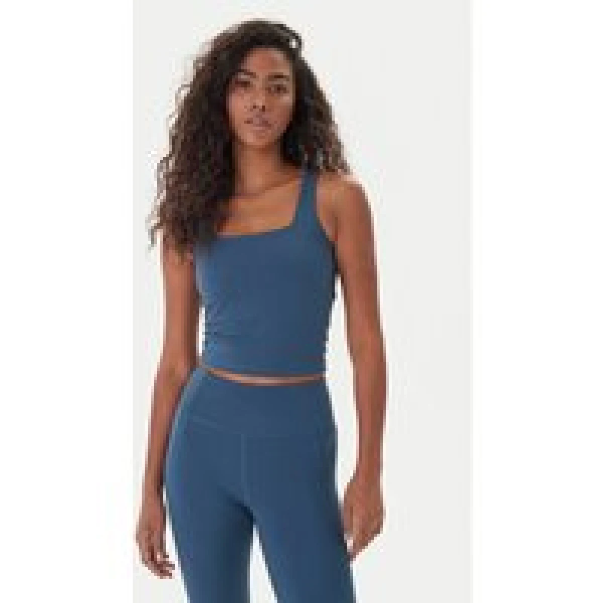 Girlfriend Collective Top Tommy 1045 Mornarsko modra Slim Fit · záber 4
