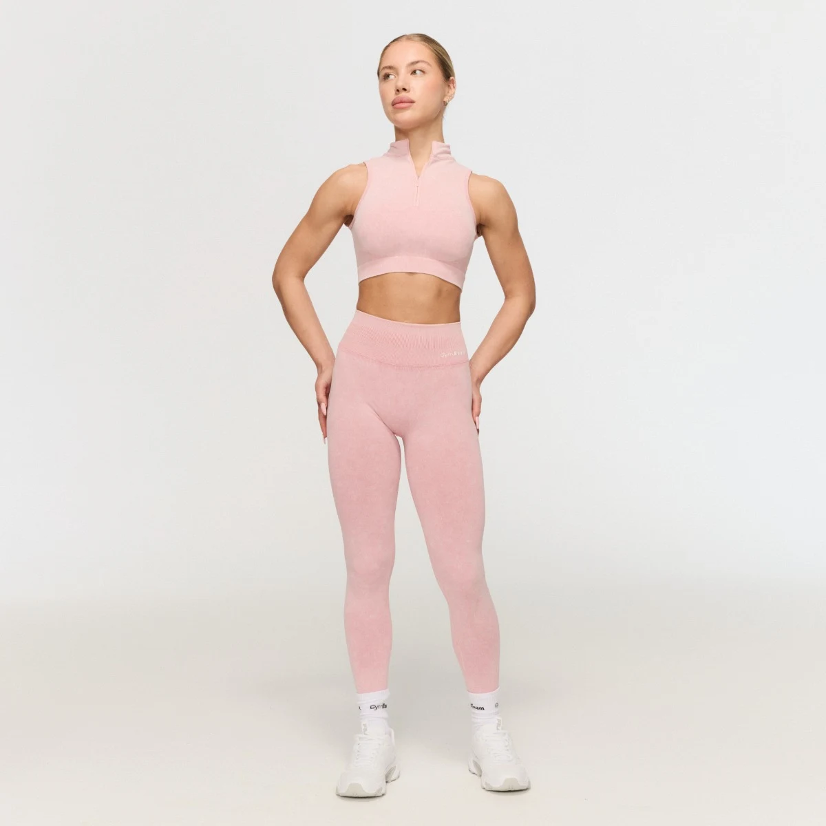 GymBeam Ženske brezšivne pajkice Fierce Baby Pink - Barva: ružová | Starostna skupina: Odrasli | Teža: 0,17 g | Pakiranje: 72 · záber 2