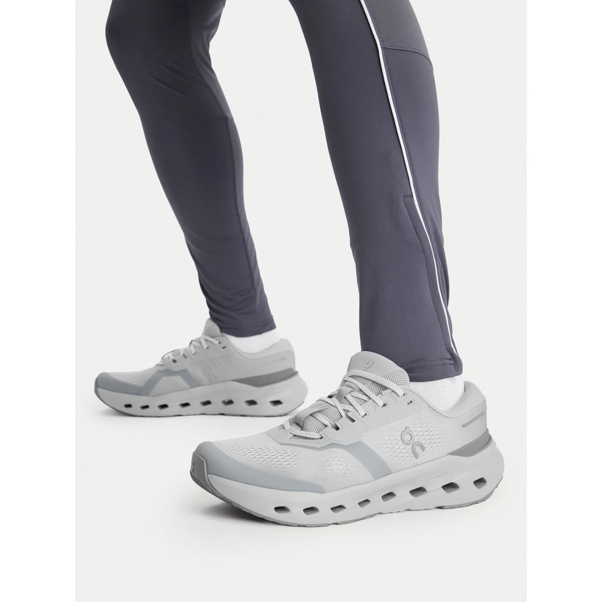 Tekaški čevlji On Cloudrunner 3 3MG10071536 Siva · záber 2