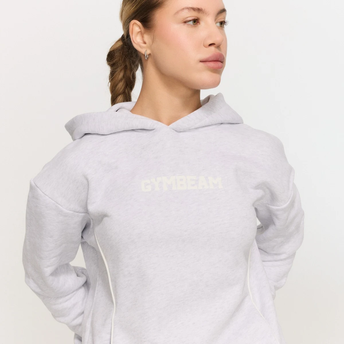 GymBeam Ženski pulover s kapuco Varsity Grey - Barva: sivá | Starostna skupina: Odrasli | Teža: 0,9092 g | Pakiranje: 13 · záber 6