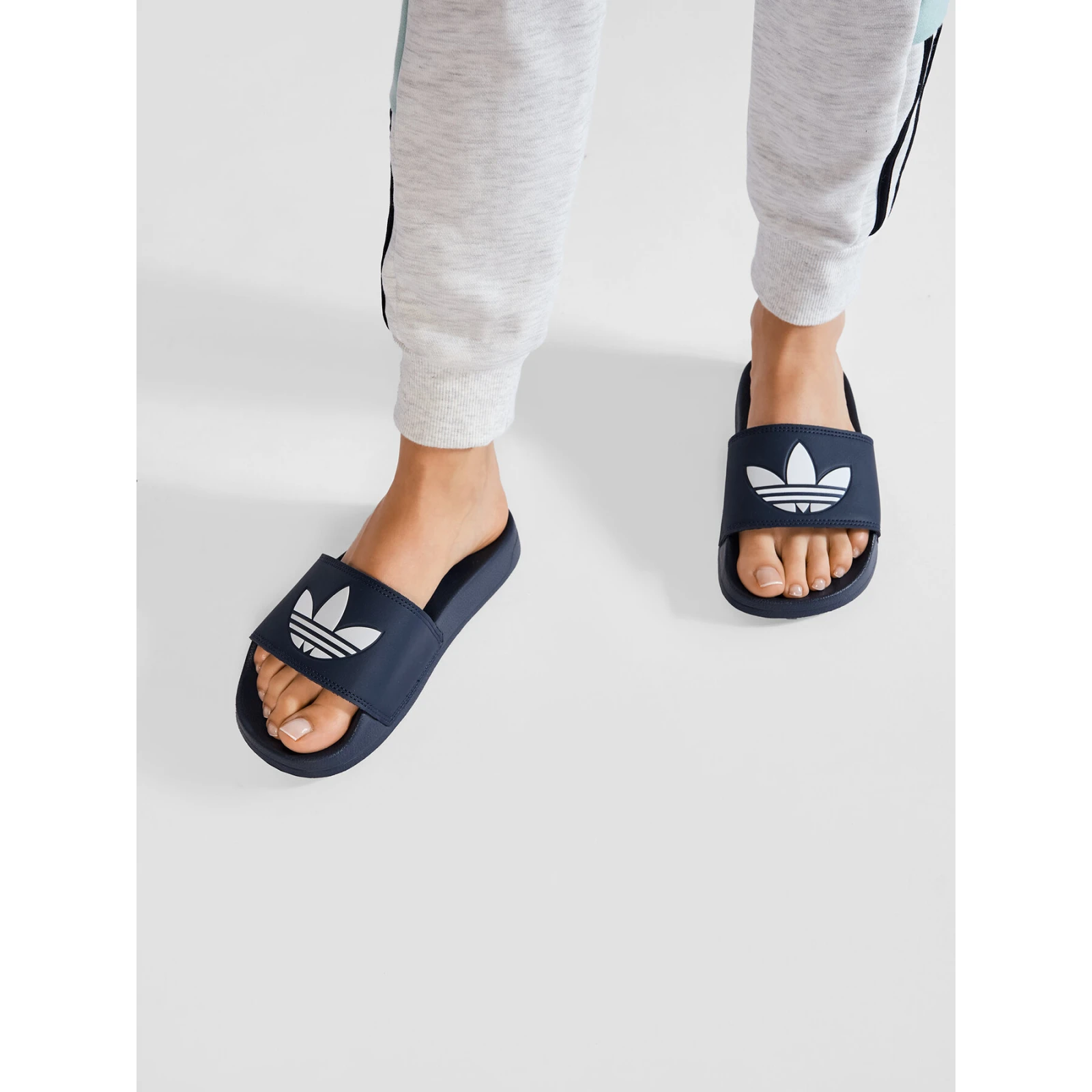 Natikači adidas adilette Lite Slides FU8299 Mornarsko modra - Velikost: 42 | Barva: modrá | Starostna skupina: Odrasli | Spol: Unisex · záber 2
