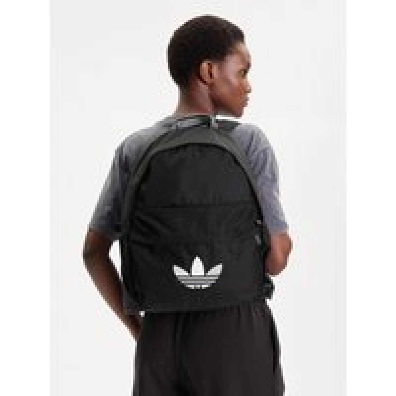 Nahrbtnik adidas Adicolor Classic JX0209 Črna · záber 1