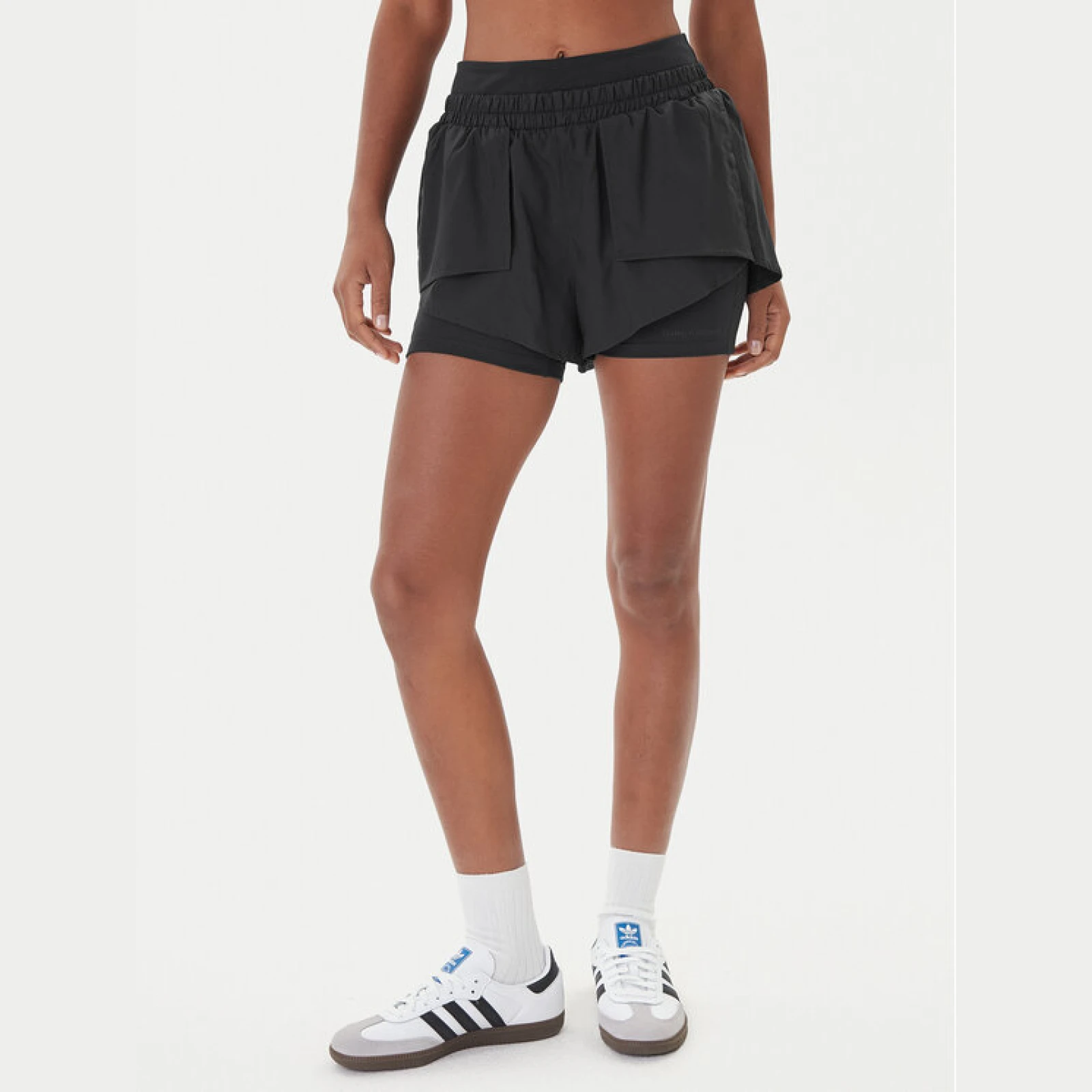 Girlfriend Collective Športne kratke hlače Fallon 4093 Črna Regular Fit · záber 2