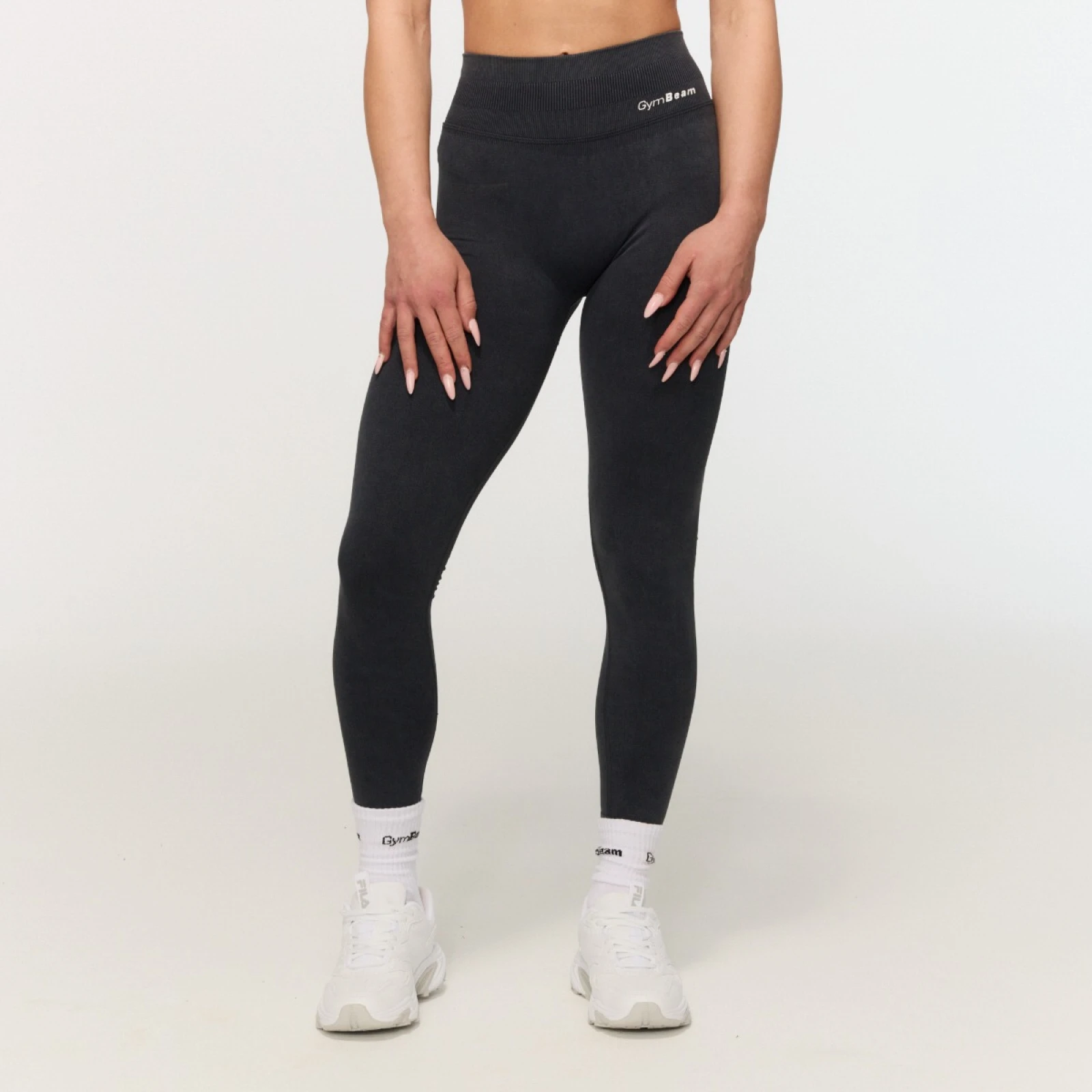 GymBeam Ženske brezšivne pajkice Fierce Dark Grey - Barva: sivá | Starostna skupina: Odrasli | Teža: 0,27 g | Pakiranje: 68 · záber 2