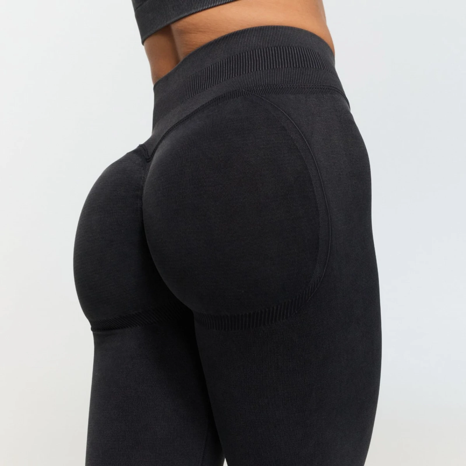 GymBeam Ženske brezšivne pajkice Fierce Dark Grey - Barva: sivá | Starostna skupina: Odrasli | Teža: 0,27 g | Pakiranje: 68 · záber 4