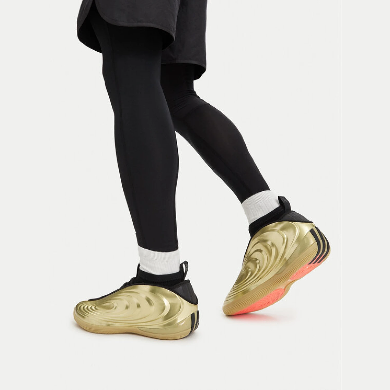adidas Čevlji za košarko Harden Volume 10 Shoes KH9153 Zlata - Velikost: 42 ⅔ | Barva: zlatá | Starostna skupina: Odrasli | Spol: Moški · záber 2