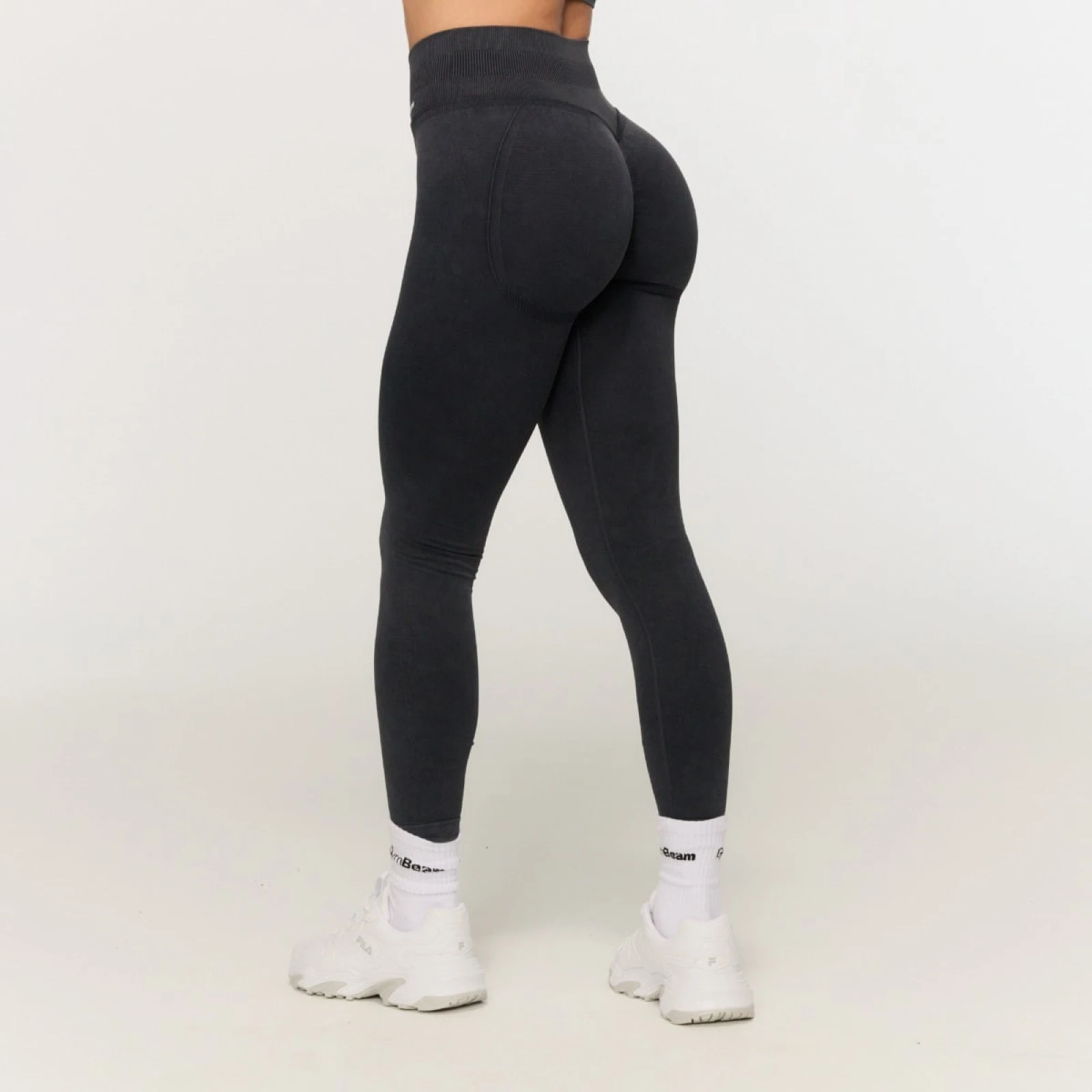 GymBeam Ženske brezšivne pajkice Fierce Dark Grey - Barva: sivá | Starostna skupina: Odrasli | Teža: 0,27 g | Pakiranje: 68 · záber 1