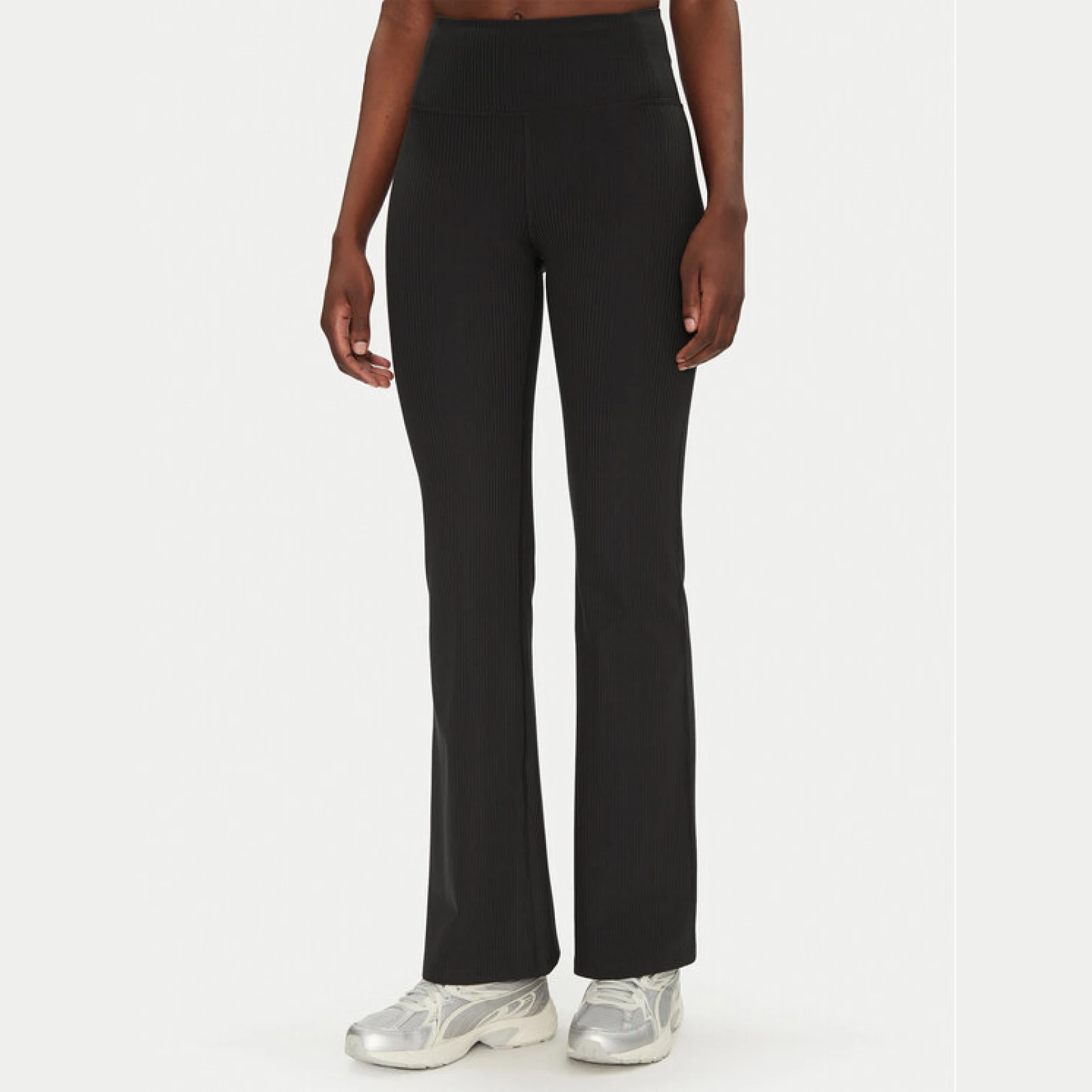 Girlfriend Collective Pajkice Rib Flare 4038RIB Črna Slim Fit · záber 2