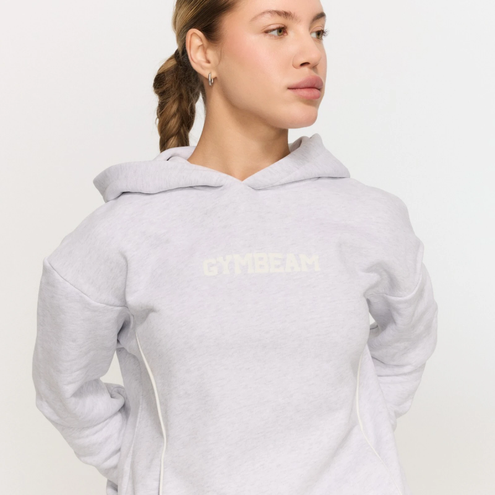 GymBeam Ženski pulover s kapuco Varsity Grey - Barva: sivá | Starostna skupina: Odrasli | Teža: 0,9092 g | Pakiranje: 13 · záber 6