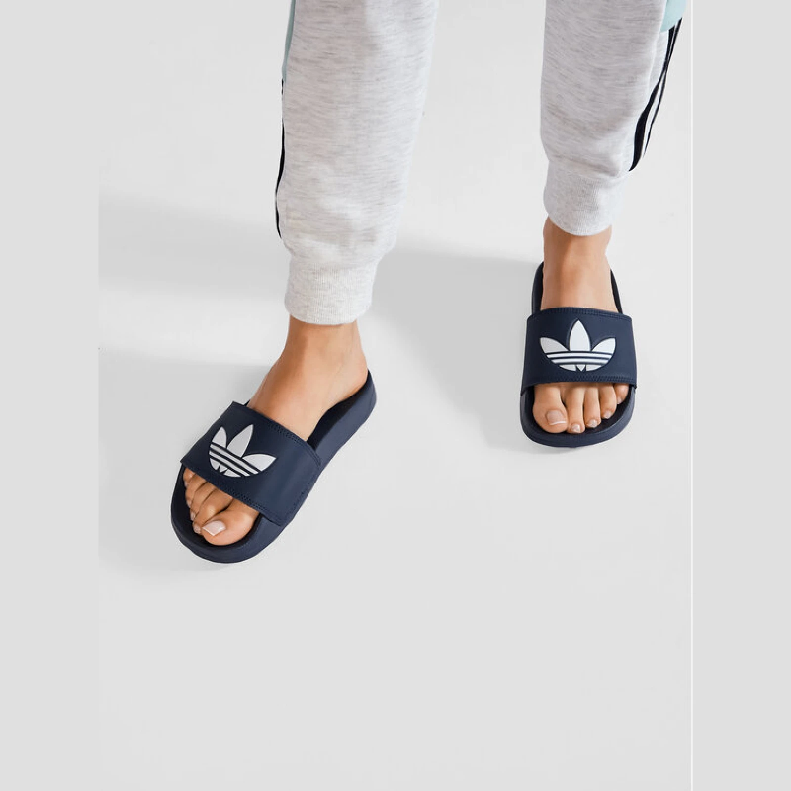 Natikači adidas adilette Lite Slides FU8299 Mornarsko modra - Velikost: 42 | Barva: modrá | Starostna skupina: Odrasli | Spol: Unisex · záber 4