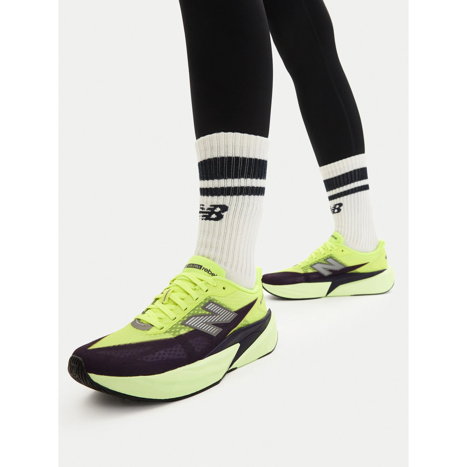Tekaški čevlji New Balance FuelCell Rebel v5 WFCX3PE Zelena · záber 2