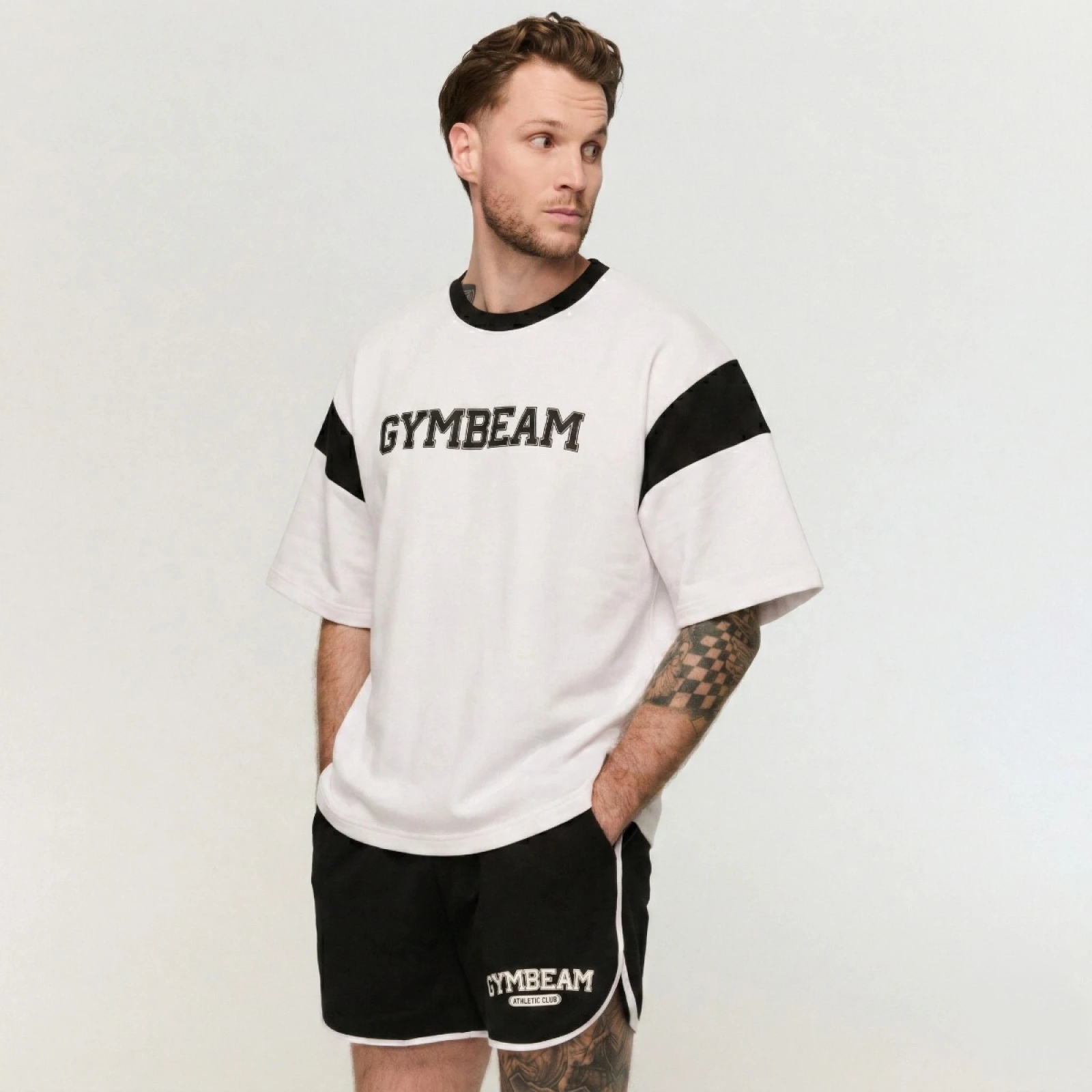 GymBeam Premium Heavyweight Varsity T-Shirt - Barva: biela | Starostna skupina: Odrasli | Teža: 0,6982 g | Pakiranje: 18 · záber 6