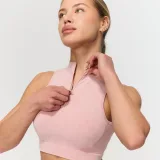 GymBeam Brezšivni športni nedrček Fierce Baby Pink · záber 2