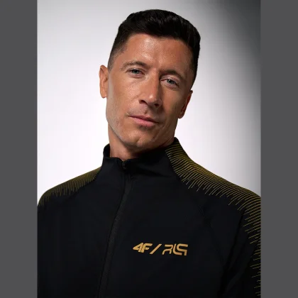 Tréningová mikina regular bez kapucne pánska 4F | Robert Lewandowski - čierna