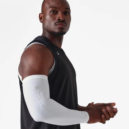 TARMAK Basketbalový chránič lakťa NBA biely 2