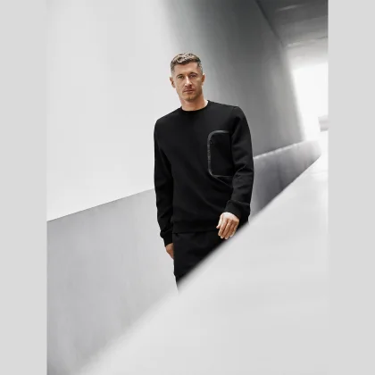 Mikina tepláková regular bez kapucne pánska 4F x Robert Lewandowski - čierna