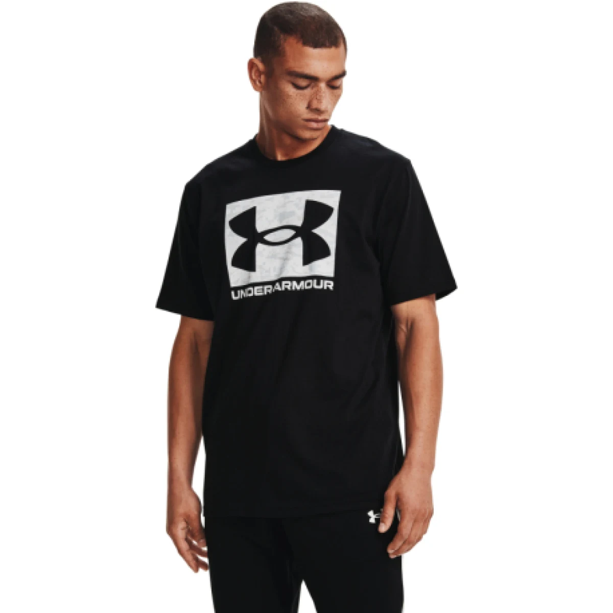Pánske tričko s krátkym rukávom UNDER ARMOUR UA ABC CAMO BOXED LOGO SS-BLK · záber 1
