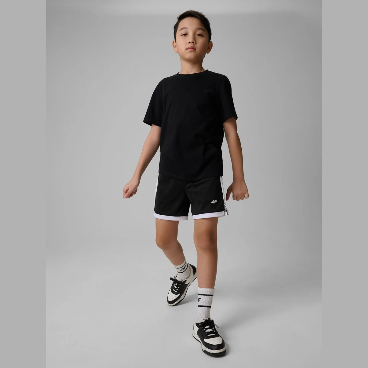 T-shirt regular hladký chlapecký - černý · záber 2