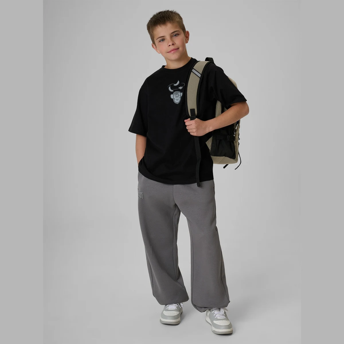 Chlapecké loose tričko s potiskem - černé · záber 1