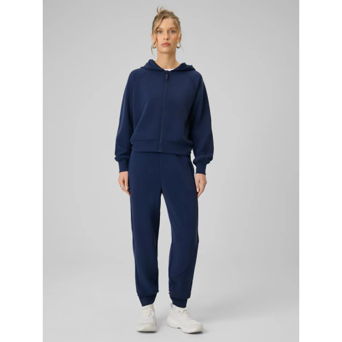 Dámske tepláky 4F TROUSERS CAS F1410-31S-NAVY · záber 4