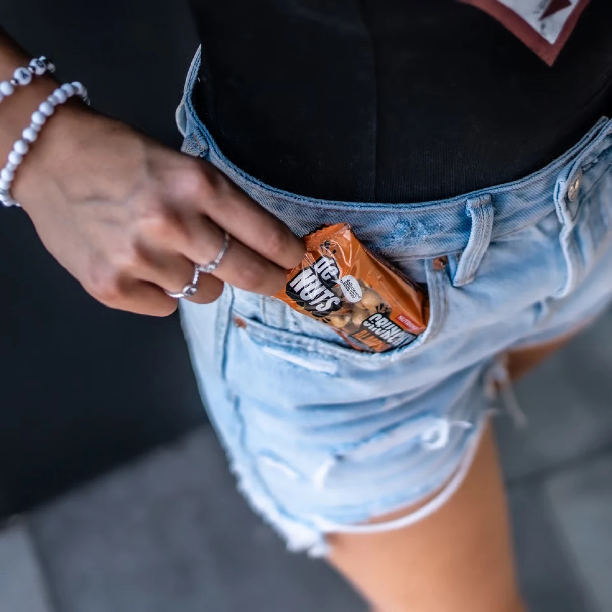 Nutrend DeNuts Crunchy 40g mandle v horkej čokoláde · záber 5