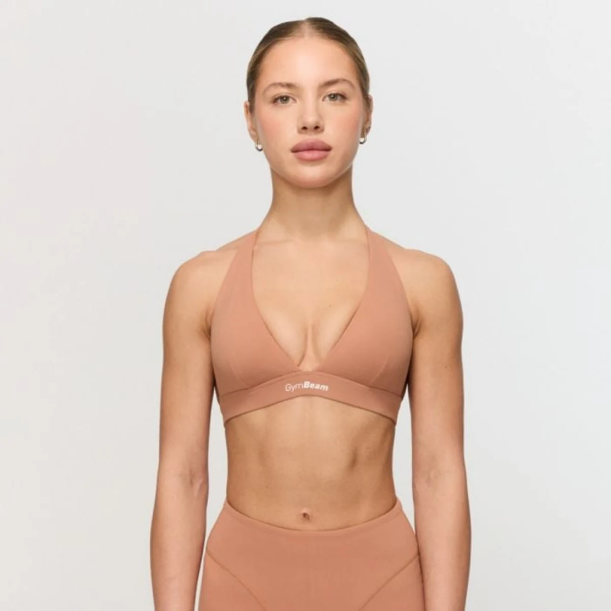 Спортен сутиен Fierce Halter Caramel - GymBeam - Размер: XS | Тегло: 0,07 g | Опаковка: 190 · záber 1