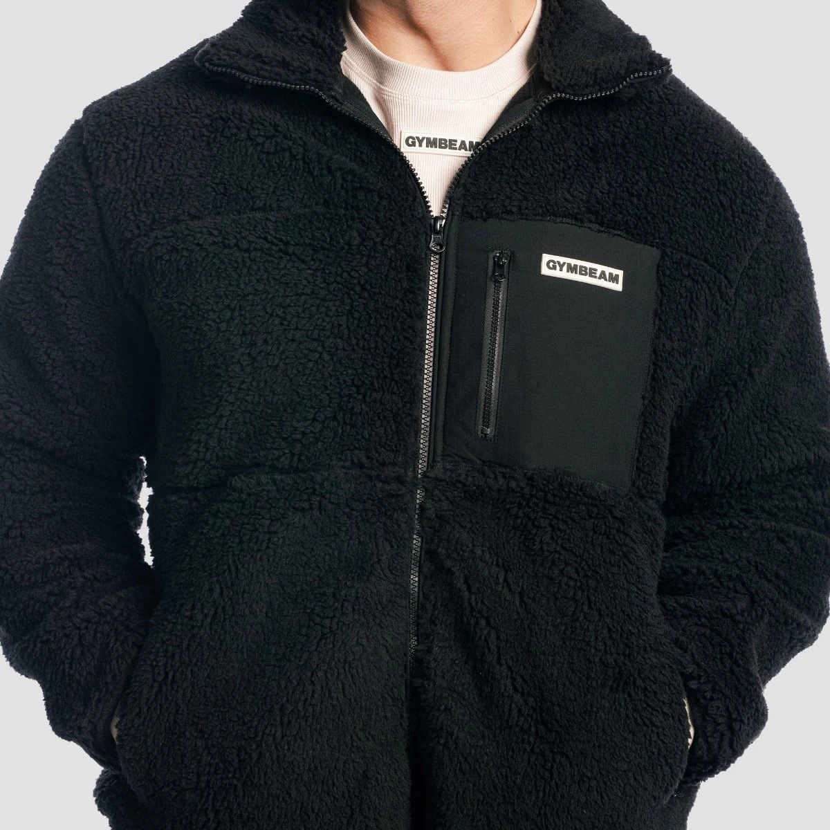 GymBeam Sherpa Jacket Black - Velikost: L | Barva: Čierna | Hmotnost: 0,95 kg | Balení: 14 · záber 2