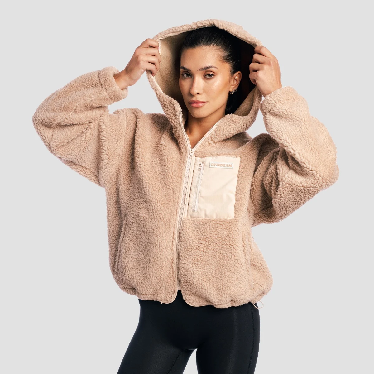 GymBeam Women‘s Sherpa Jacket Canyon - Velikost: XS | Barva: Béžová | Hmotnost: 0,8 kg | Balení: 14 · záber 4