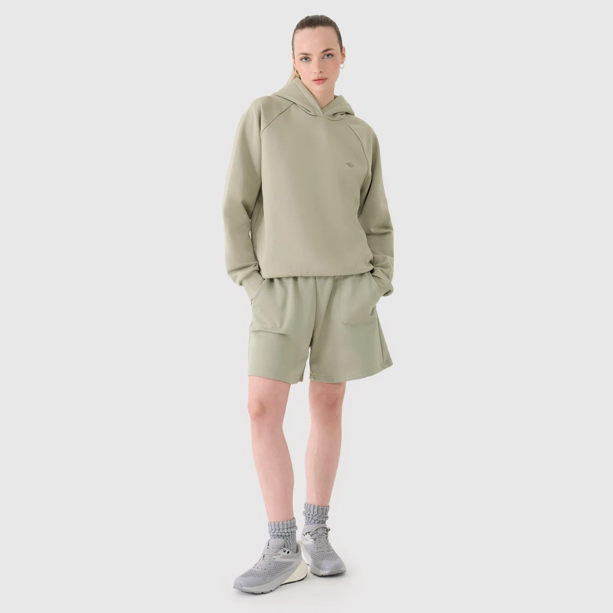 Teplákové šortky unisex - olivové · záber 2