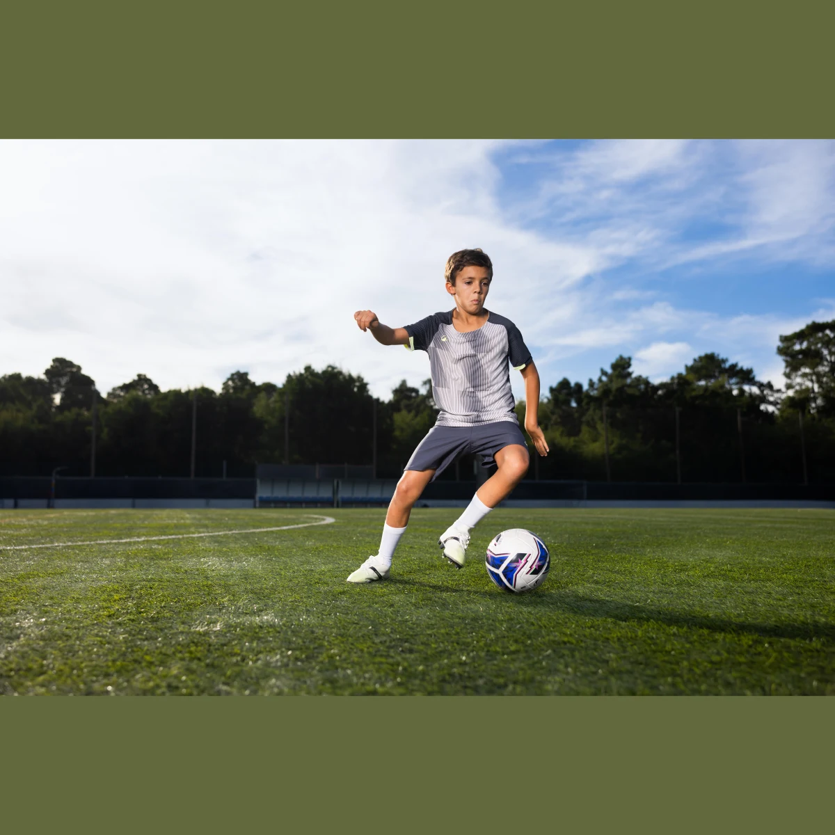 KIPSTA Detské futbalové šortky VIRALTO Dop sivo-béžové 12-13 r (151-160 cm) · záber 2