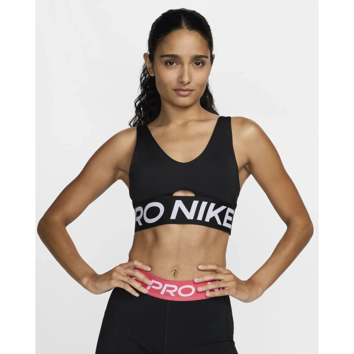 Dámská sportovní tréninková podprsenka NIKE PRO W NP INDY PLUNGE BRA BOLD-010 BLACK WHITE WHITE · záber 2